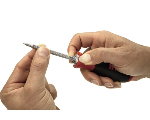 Eine Person wechselt den Bit an einem Wiha Schraubendreher.