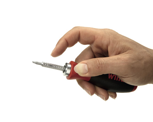 Hand hält Schraubendreher mit auswechselbaren Bits