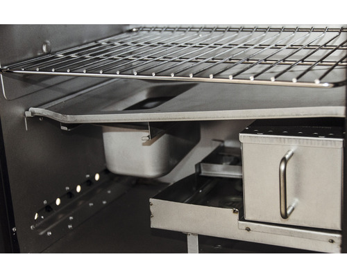 Innenansicht eines Grills mit Grillrost, Fettauffangschale und Räucherbox
