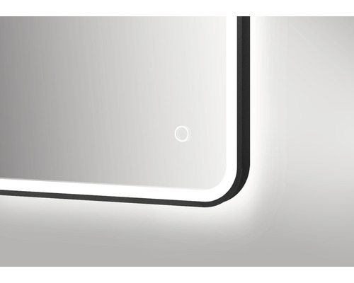 Detailansicht eines Spiegels mit LED-Beleuchtung und schwarzem Rahmen