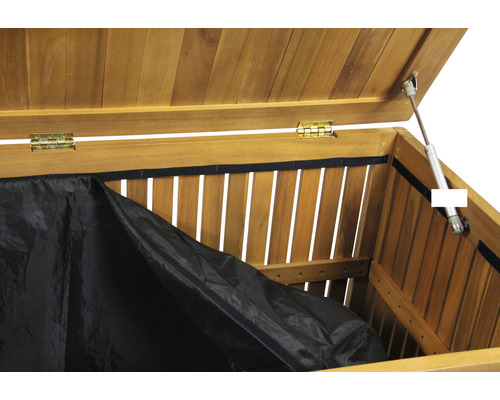 Innenansicht einer geöffneten Gartenbox aus Holz mit schwarzem Innensack