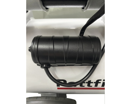 Detailansicht eines schwarzen Kondensators an einem Kompressor