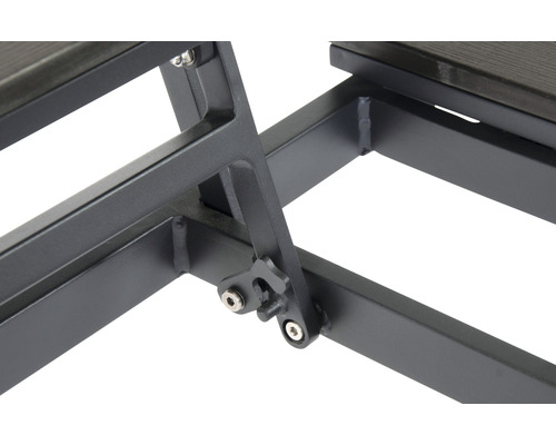 Detailansicht des Gestells eines Gartentisches mit Klappmechanismus