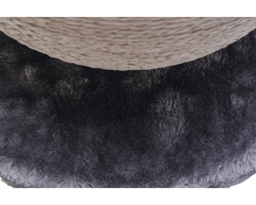 Detailansicht eines Katzenkratzbaums mit Sisal und Plüsch