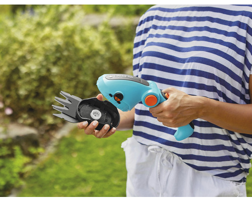 Gardena Akku-Grasschere mit auswechselbarem Scherenaufsatz in der Hand gehalten