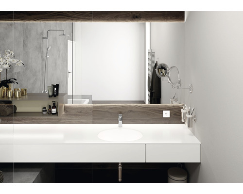 Helles Badezimmer mit Waschbecken, Spiegel und Holzelementen