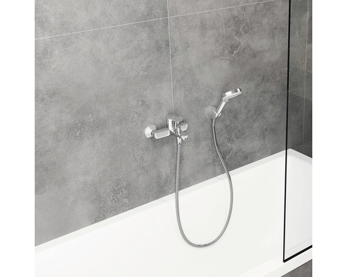 Aufnahme einer Aufputz-Brausebatterie mit Handbrause an einer Badewanne