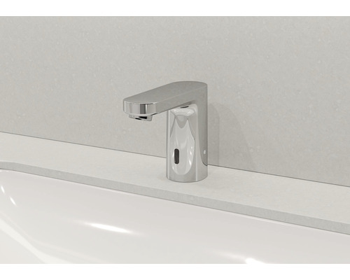 Berührungsloser Chrom-Wasserhahn auf einem Waschbecken