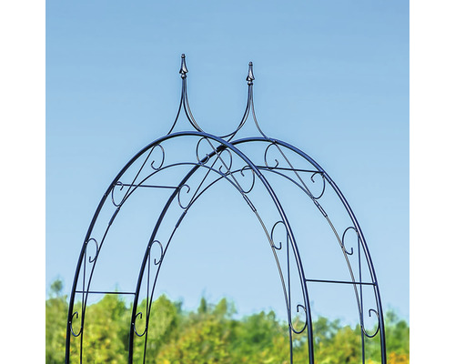 Detailansicht eines Gartenbogens aus Metall.