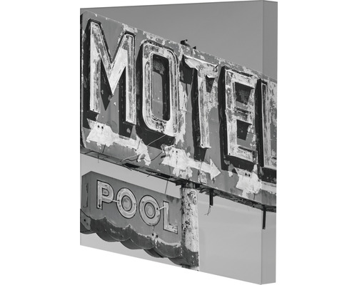 Schwarzweiß-Fotografie einer verwitterten Motel- und Pool-Beschilderung