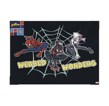 Wandbild mit Spider-Man, Miles Morales und Spider-Gwen vor einem Spinnennetz mit dem Schriftzug Webbed Wonders.