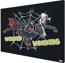 Leinwanddruck mit Spider-Man, Miles Morales und Spider-Gwen vor einem Spinnennetz und dem Schriftzug Webbed Wonders