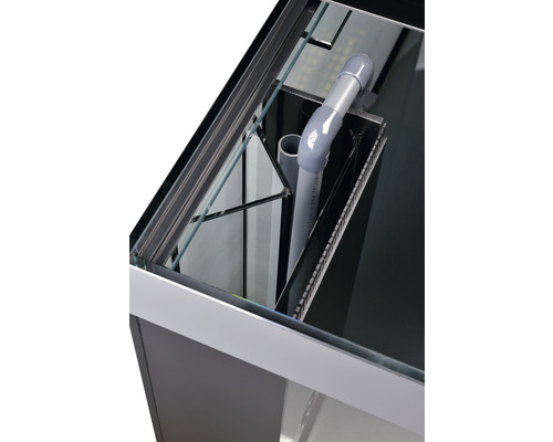 Detailansicht des Filtersystems eines Aquariums mit Rohrleitungen