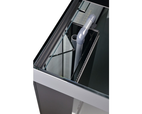 Detailaufnahme eines Aquariums mit Filtertechnik und Zubehör