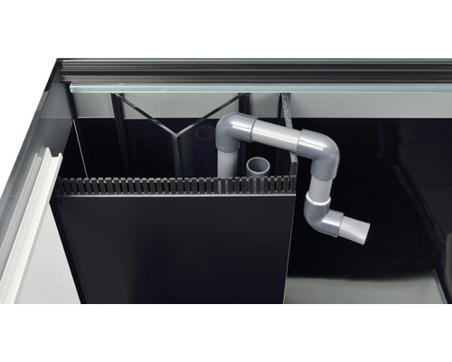 Innenansicht eines Aquariums mit Filtersystem und Rohren