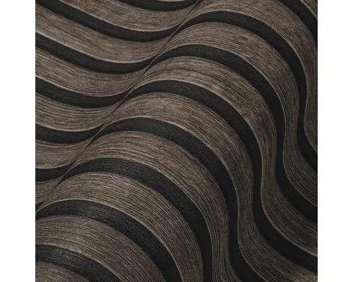 Nahaufnahme einer gewellten Tapete mit Streifenmuster