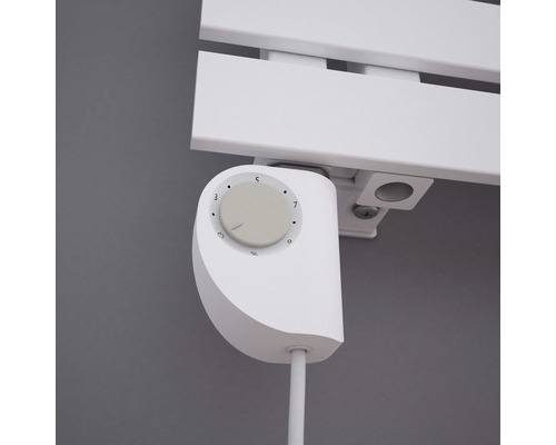 Detailansicht eines weißen Heizkörperthermostats an einem Heizkörper