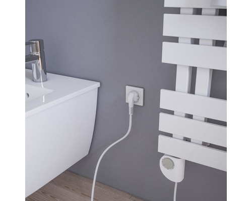 Badezimmer mit Waschbecken und beheiztem Handtuchhalter mit Elektroanschluss