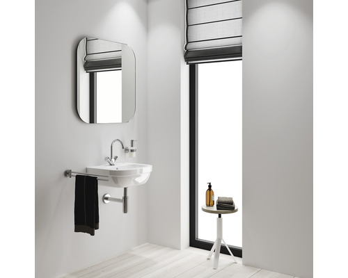 Modernes Badezimmer mit Waschtisch, Spiegel und Fenster mit Rollo