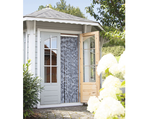 Gartenhaus mit geöffneter Holztür und Lamellenvorhang