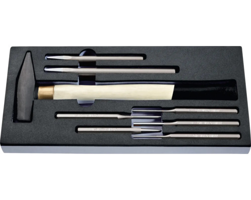 Hammer und Schlagwerkzeugsatz im Werkzeugkasten