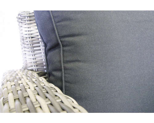 Detailansicht eines Kissens auf einem Rattansessel