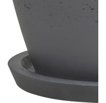 Detailansicht eines grauen Blumentopfes mit Untersetzer aus Beton