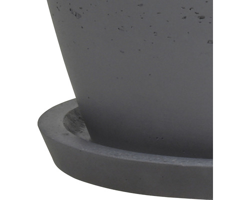 Detailansicht eines grauen Blumentopfes mit Untersetzer aus Beton