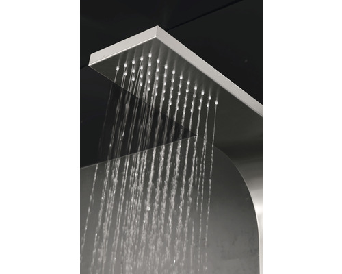 Quadratischer Duschkopf mit Wasserstrahlen.