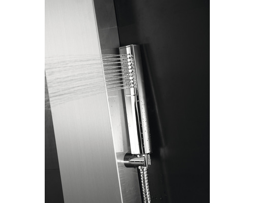 Duschpaneel mit Brausekopf im Badezimmer