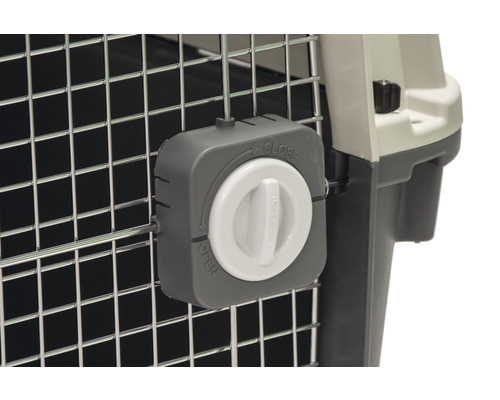 Detailansicht des Drehverschlusses einer Transportbox für Haustiere