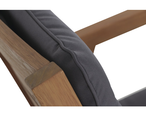 Detailansicht eines Gartenstuhls mit Holzrahmen und gepolstertem Sitzkissen