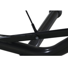 Detailaufnahme des Gestells eines Trainingsgeräts mit Bolzen und Zugseil