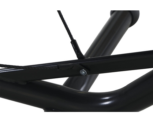 Detailaufnahme des Gestells eines Trainingsgeräts mit Bolzen und Zugseil