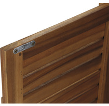 Detailansicht einer Gartenbank aus Holz mit Metallbeschlag