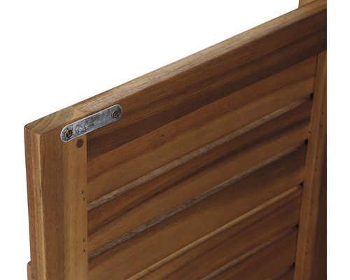 Detailansicht einer Gartenbank aus Holz mit Metallbeschlag