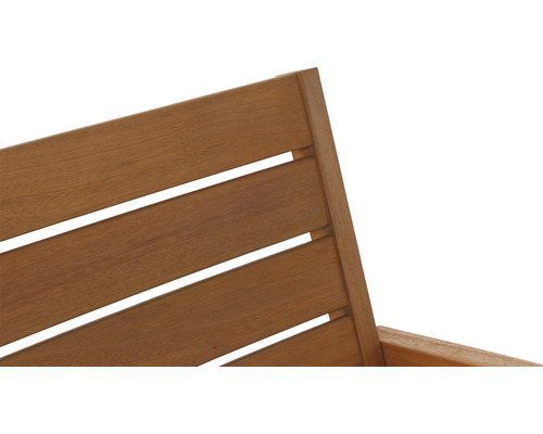 Detailansicht einer Gartenstuhl-Rückenlehne aus Holz mit Lattenstruktur