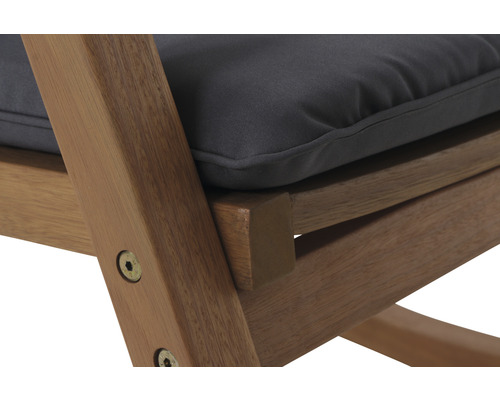 Detailansicht eines Holzstuhls mit Polster