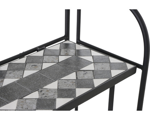 Detailaufnahme eines Pflanzenregals mit Mosaikfliesen