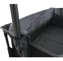 Detailansicht eines Bollerwagens mit Gestänge und Stoffinnenraum