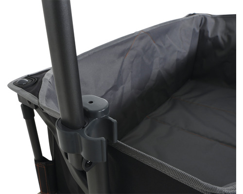 Detailansicht eines Bollerwagens mit Gestänge und Stoffinnenraum