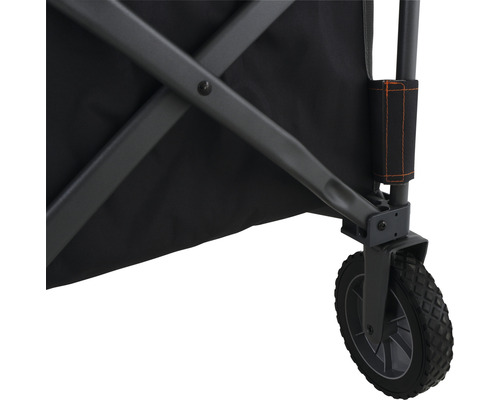 Detailansicht eines Bollerwagens mit Rad und Gestell