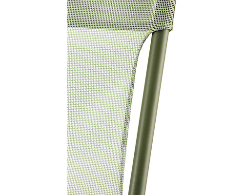 Detailansicht eines Gartenstuhls mit Netzbespannung und Metallgestell