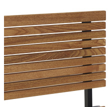 Detailansicht einer Gartenbank mit Holzlatten