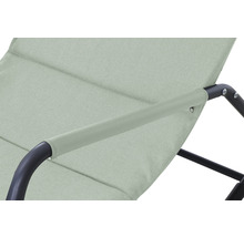 Detailansicht eines Gartenstuhls mit Armlehne und Stoffbezug