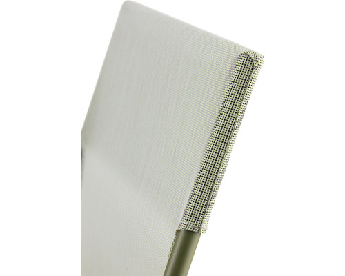 Detailansicht eines Gartenstuhls mit Textilbespannung