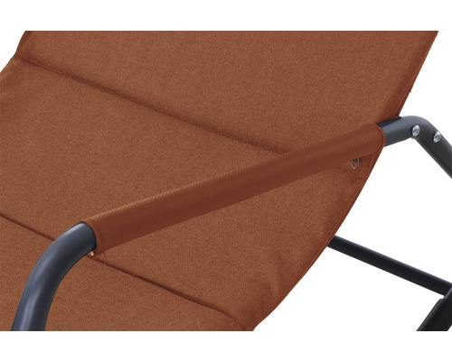 Detailansicht eines Liegestuhls mit Textilbespannung und Armlehne