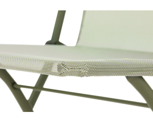 Detailansicht eines Klappstuhls mit Textilsitzfläche