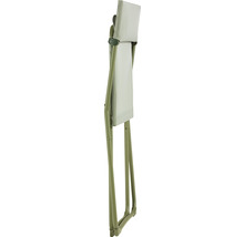 Zusammengeklappter Campingstuhl mit Metallrahmen und Stoffbezug