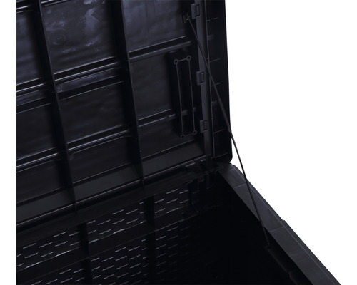 Detailansicht einer geöffneten Aufbewahrungsbox für den Garten